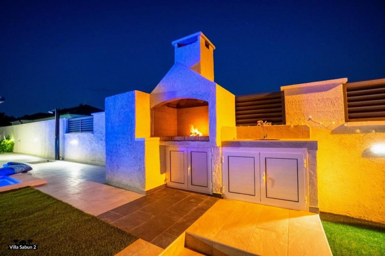 פריבלאקה Villas Sabun - Modern House With Heated Pool מראה חיצוני תמונה