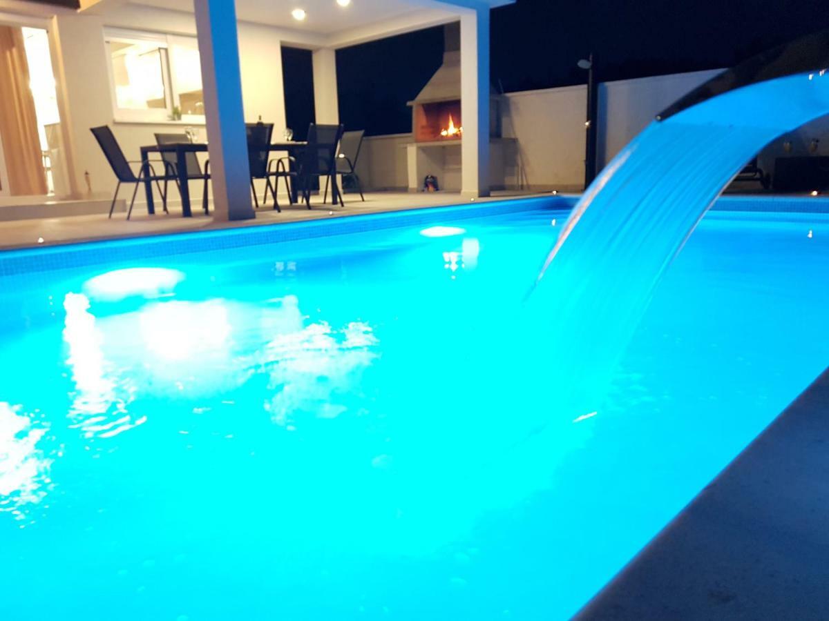 פריבלאקה Villas Sabun - Modern House With Heated Pool מראה חיצוני תמונה
