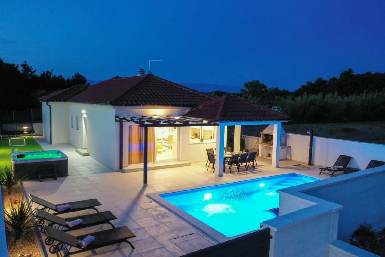 פריבלאקה Villas Sabun - Modern House With Heated Pool מראה חיצוני תמונה