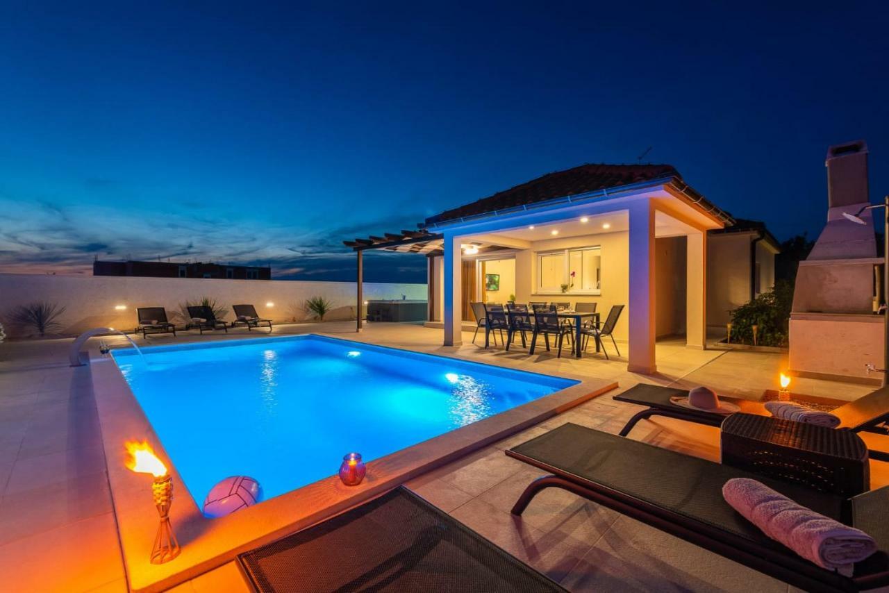 פריבלאקה Villas Sabun - Modern House With Heated Pool מראה חיצוני תמונה