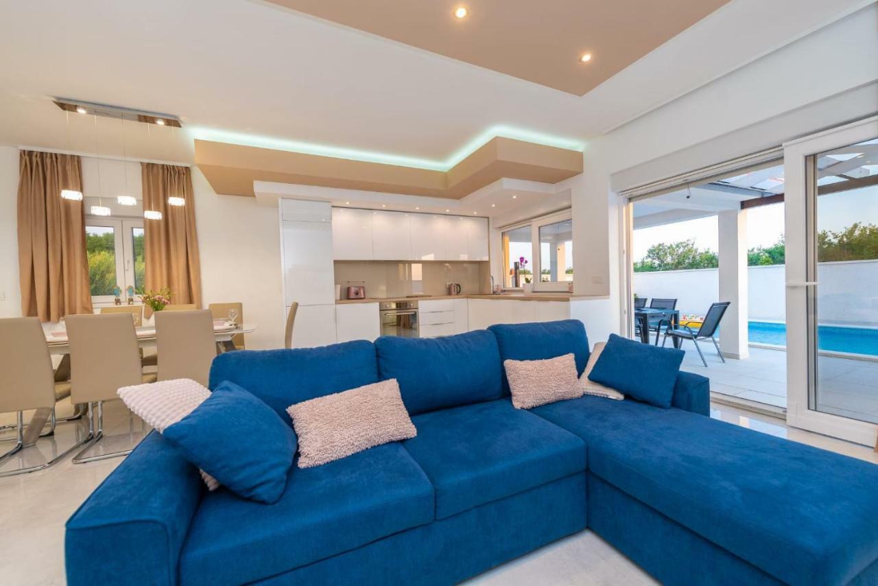 פריבלאקה Villas Sabun - Modern House With Heated Pool מראה חיצוני תמונה