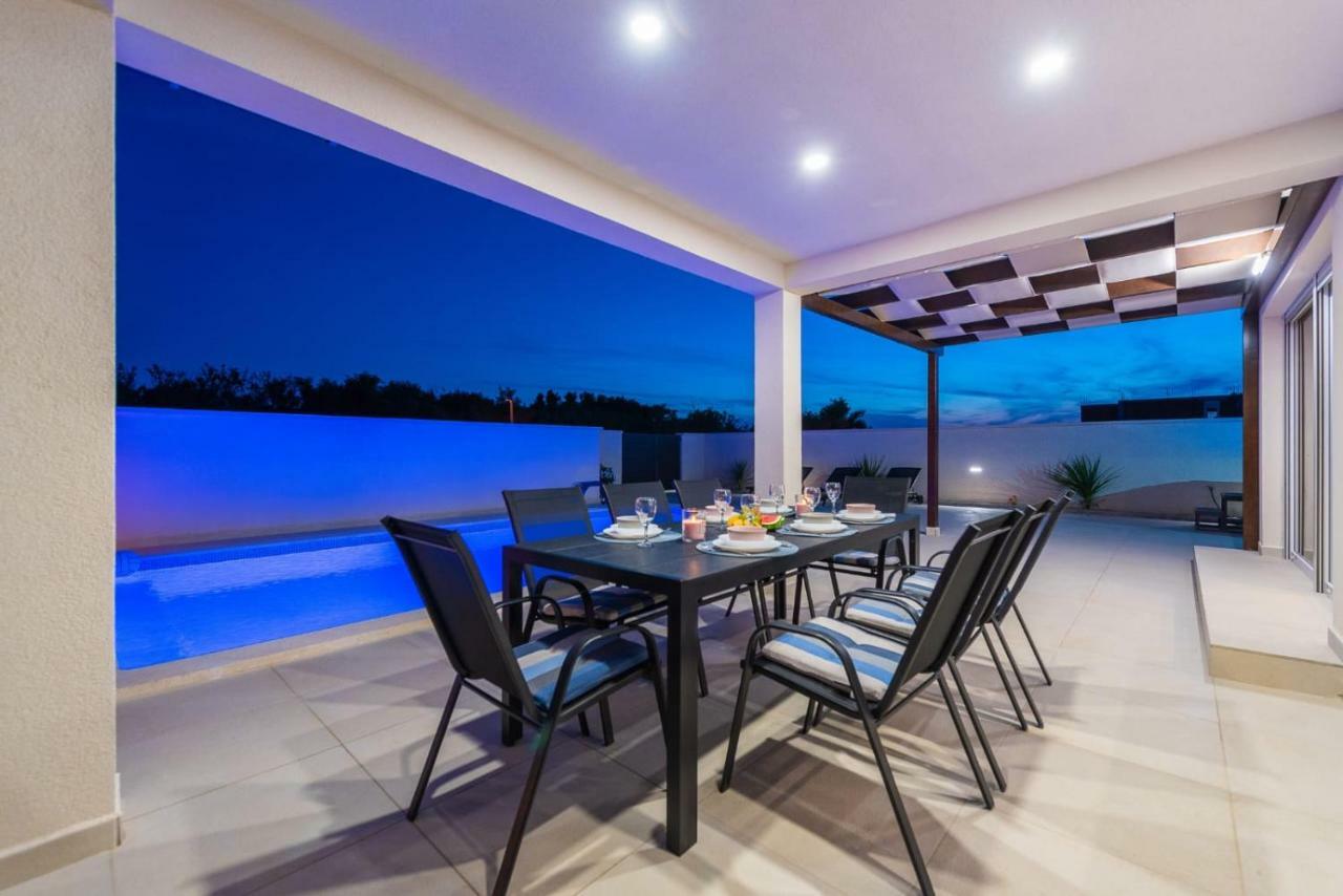 פריבלאקה Villas Sabun - Modern House With Heated Pool מראה חיצוני תמונה
