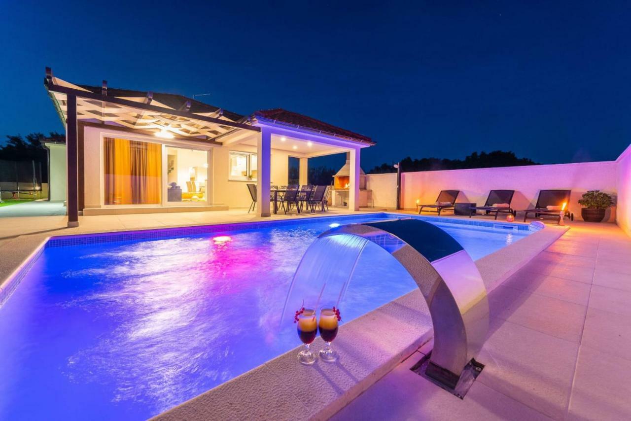 פריבלאקה Villas Sabun - Modern House With Heated Pool מראה חיצוני תמונה