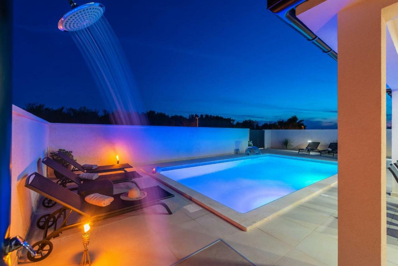 פריבלאקה Villas Sabun - Modern House With Heated Pool מראה חיצוני תמונה