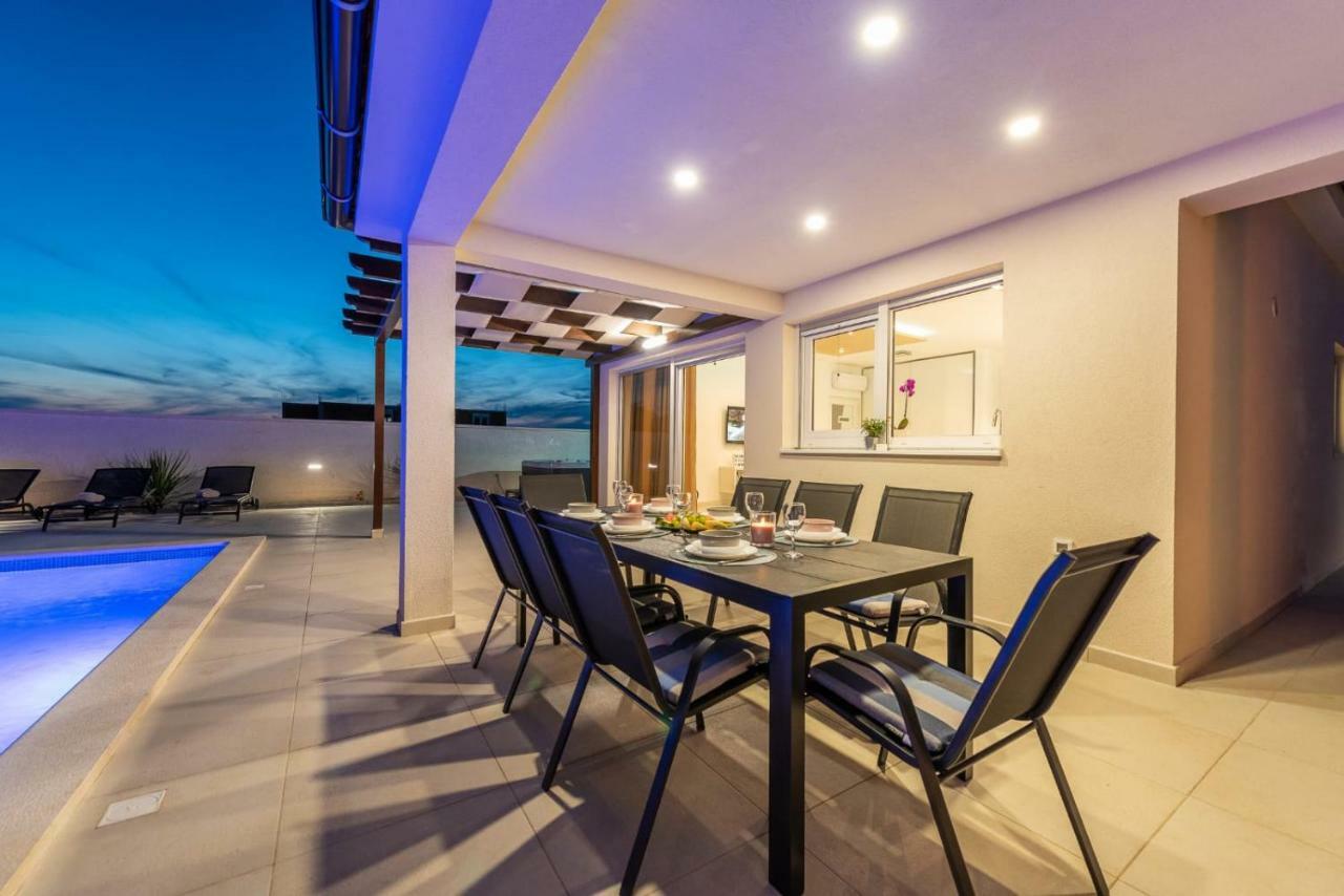 פריבלאקה Villas Sabun - Modern House With Heated Pool מראה חיצוני תמונה